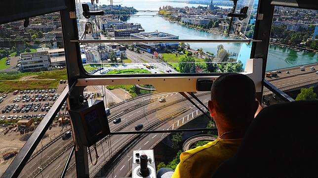 Die Fahrerkabine des Krans auf der Asisi-Baustelle befindet sich 70 Meter in der Luft. Von hier lässt sich fast ganz Konstanz überblicken.