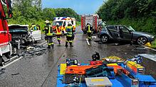 Einsatzkräfte der Feuerwehr arbeiten an den beiden Unfallfahrzeugen. Bei einem schweren Verkehrsunfall auf dem Verbindungsstück der A98 ...