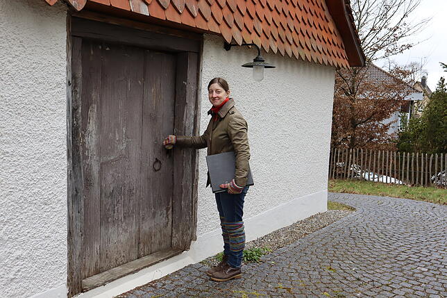 Christina Hopstock steht vor dem Eingang des sanierten Backhauses. Das Pflaster unter ihr stammt von der ehemaligen Überlinger ...