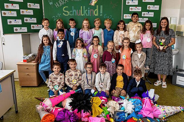 Hurra, endlich Schulkind! Die Kinder der Klasse 1c freuen sich gemeinsam mit Klassenlehrerin Alena Dold über ihren Schulstart an der ...