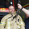 Timo Hestler demonstriert den integrierten Rettungsgurt seines neuen Feuerwehranzugs.