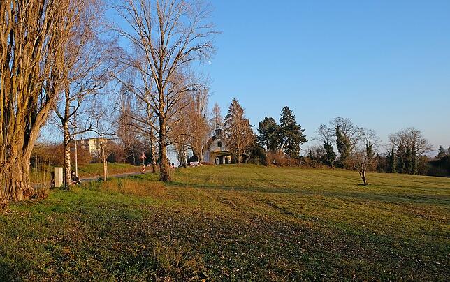Auf dieser Wiese vor der St. Leonhardskapelle sollen Wohnungen entstehen. Der Gemeinderat muss dem Vorhaben noch zustimmen.