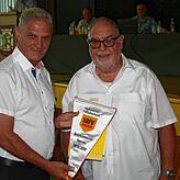Einvernehmen: Johann Scheible (links, bei der Übergabe des Bezirksliga-Meisterwimpels 2019 mit Staffelleiter Wolfgang Spitz) ist es ...