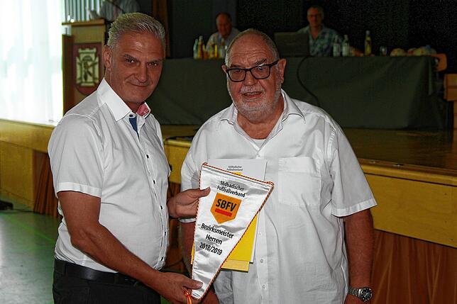 Einvernehmen: Johann Scheible (links, bei der Übergabe des Bezirksliga-Meisterwimpels 2019 mit Staffelleiter Wolfgang Spitz) ist es ...