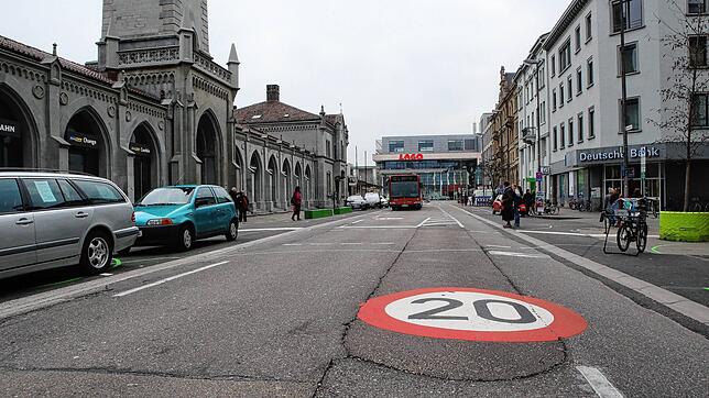 Der Konstanzer Bahnhof fast ohne Verkehr auf der Straße. So autofrei soll es auch künftig hier sein &ndash; allerdings mit deutlich ...