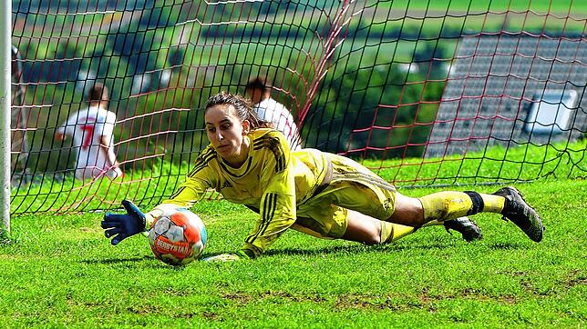 Schwerstarbeit: Jasmina Chabbah vom SC Niederhof/Binzgen hatte beim deutlichen 0:6 ihrer Elf bei der SG Gengenbach alle Hände voll zu tun.