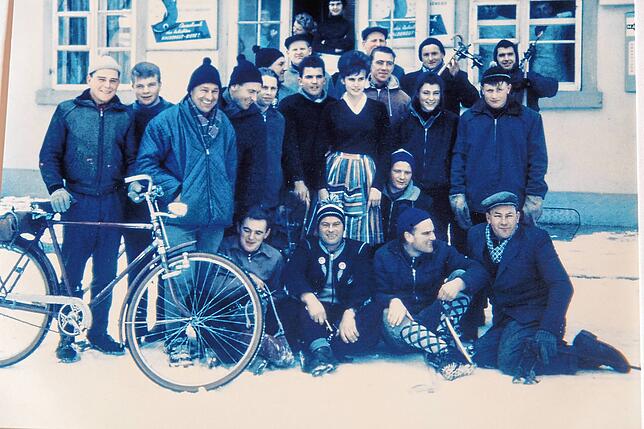 In Romanshorn, kurz vor der Weiterfahrt nach Uttwil (von links, sitzend): Artur Rauber, Hans Hund, Rudi Vittel, Herbert Rück, Walter ...