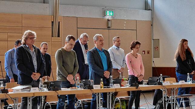 Mit einer gemeinsamen, von CDU-Stadtrat Peter Kaiser (Mitte hinten) verlesenen Stellungnahme reagierte der Gemeinderat in der Sitzung am ...