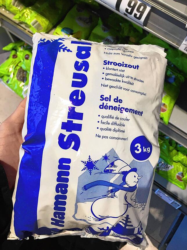 Im Laden leicht erhältlich, in der Nutzung oft verboten oder zumindest ungern gesehen: Streusalz.