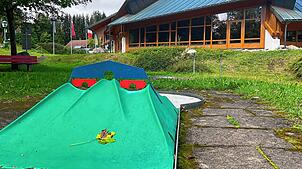 Die Außenanlage beim Haus des Gastes in Höchenschwand mit der Minigolfanlage wird erneuert. Bild: Sebastian Barthmes