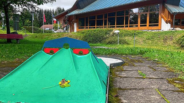 Die Außenanlage beim Haus des Gastes in Höchenschwand mit der Minigolfanlage wird erneuert. Bild: Sebastian Barthmes