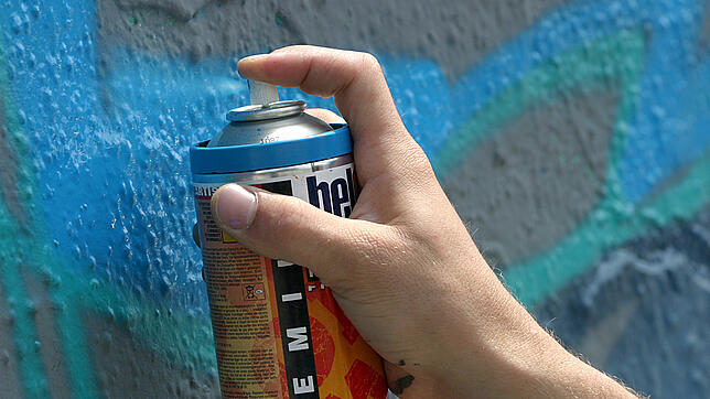 Zwei minderjährige Jungs wurden nach Polizeiangaben beim Sprühen von Graffiti erwischt.