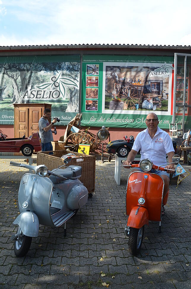Timo Rossetto zeigt seine Vespas.