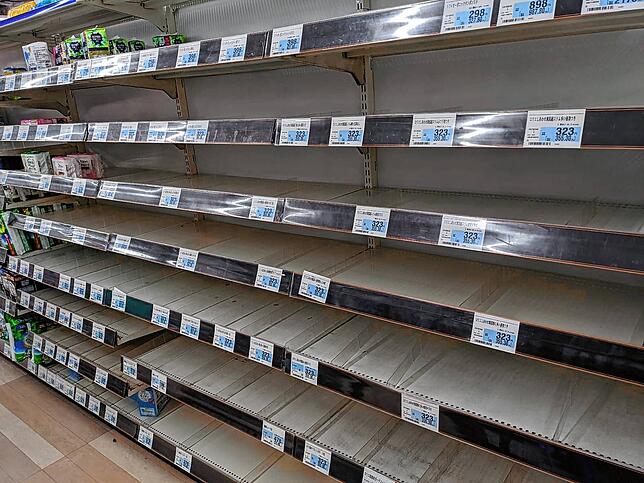 Leere Regale im Dailei Kobe-Gakuen Store. In Japan werden vor allem Hygieneartikel wie Toilettenpapier und Taschentücher gehamstert.