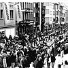 Nicht zu fassen: Hunderte von Narren improvisierten am Fasnetdienstag 1991 einen Umzug und tausende Besucher, hier in der Niederen ...