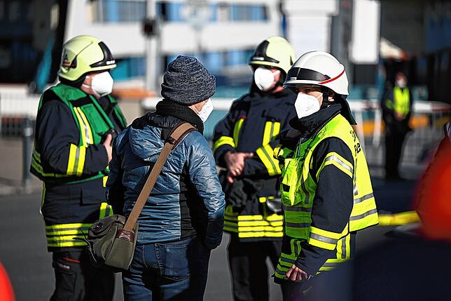 Beim Einsatz von Feuerwehr und DRK am Fährhafen Konstanz-Staad nach einem Feueralarm auf dem Fährschiff „Konstanz“: ...