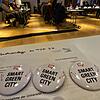 Werbung für das Programm mit allen Mitteln: Auf einem Tisch des Konstanzer Ratssaals liegen Anstecker, die für Smart Green City werben, ...