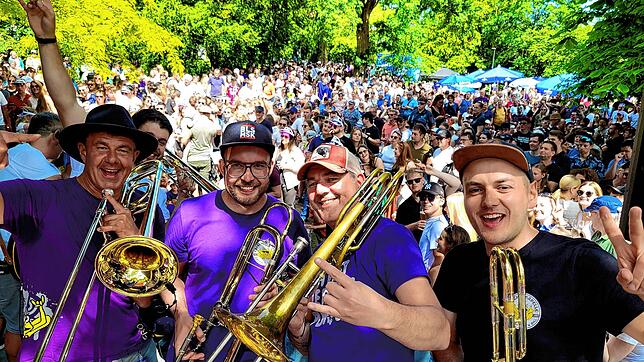 Die Froschenkapelle unterhielt mit 26 Musikern und einem Repertoire von 69 Liedern beim Pfingstmontag-Frühschoppen der Narrenmusik die ...
