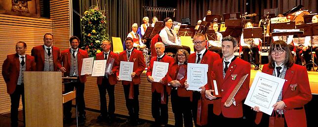Die zwei Vorsitzenden des Musikvereins Hohentengen, Christoph Bader (von links) und Philipp Kech, mit den zum Ehrenmitglied ernannten ...