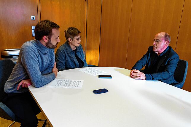 Gregor Gysi beim Gespräch mit den SÜDKURIER-Redakteuren Dominik Dose und Angelika Wohlfrom.