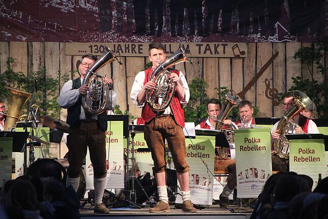 Maximilian Binder (rechts) beim Tenorhornsolo zusammen mit seinem Bruder und Leiter der Polka Rebellen, Konrad Binder. Bild: Yvonne Würth