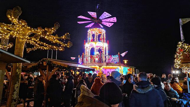 Auch an den Ständen rund um die Weihnachtspyramide ist viel los.