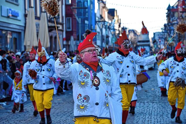 Fasnet-Dienstag-Nachmittag in Villingen: Grosser Umzug der Zuggesellschaft mit tausenden Hästrägern und zehntausenden Zuschauern bei ...