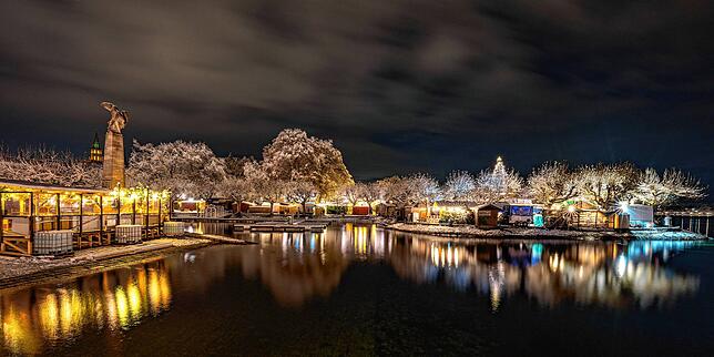(Archivbild von 2023) Der Weihnachtsmarkt am See im vergangenen Jahr – das Flair das er besonders bei Schnee und Kälte verbreitet, lockt ...