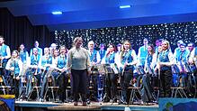 Der Musikverein Altenburg mit seiner Dirigentin Stefanie Hauser nimmt den Applaus des begeisterten Publikums nach dem Winterkonzert in ...