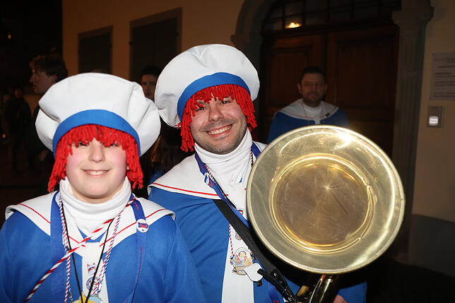 Bild 28: Konstanzer Straßenfasnacht 2025: Auch am Freitagabend wird in den Gassen gefeiert