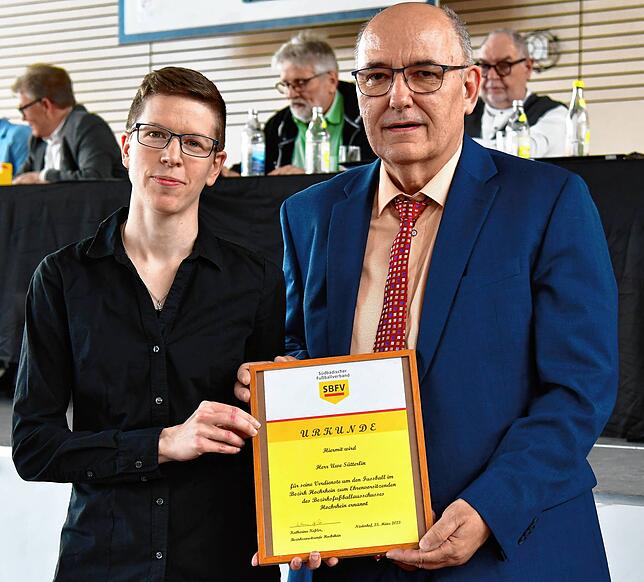 Kurzer Abschied: Beim Bezirkstag 2023 in Niederhof wurde Uwe Sütterlin von Katharina Keßler an der Spitze des Fußballbezirks Hochrhein ...