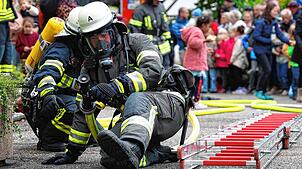 In voller Montur bereiten die Feuerwehrleute den fiktiven Löscheinsatz vor dem Rathaus vor.