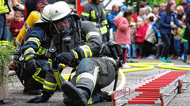 In voller Montur bereiten die Feuerwehrleute den fiktiven Löscheinsatz vor dem Rathaus vor.