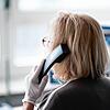 Seit Montag gibt es das Angebot &bdquo;Familien-Stress-Telefon&ldquo; der Caritas. Das Bild zeigt eine ehrenamtliche Telefonseelsorgerin ...