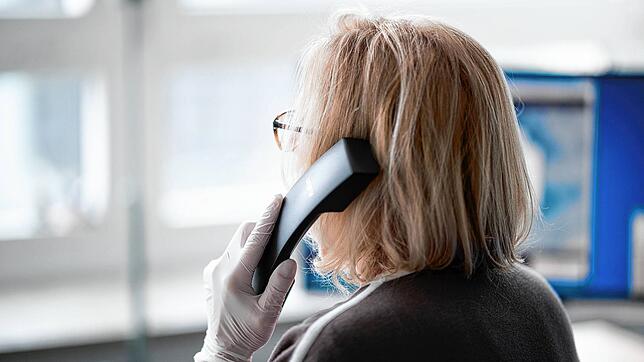 Seit Montag gibt es das Angebot &bdquo;Familien-Stress-Telefon&ldquo; der Caritas. Das Bild zeigt eine ehrenamtliche Telefonseelsorgerin ...