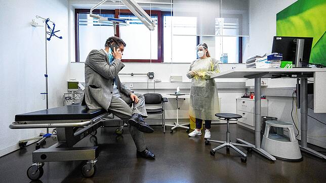 Schnelltests beim Laserspezialisten Trumpf in Ditzingen. Hier nutzt der Mitarbeiter die Zeit für ein Telefonat &ndash; aber was gilt ...