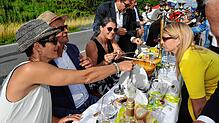 Gemeinsam feiern und essen: Das ist bei der Langen Tafel am 15. Juni möglich, noch sind Plätze an den Picknicktischen frei und können ...