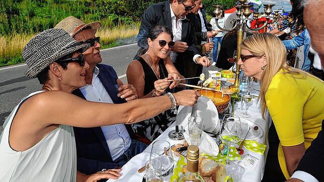 Gemeinsam feiern und essen: Das ist bei der Langen Tafel am 15. Juni möglich, noch sind Plätze an den Picknicktischen frei und können ...