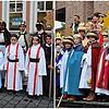 Die Sternsinger sind unterwegs. Links auf dem Bild ist eine Gruppe aus Überlingen zu sehen &ndash; mit teils schwarz angemalten ...