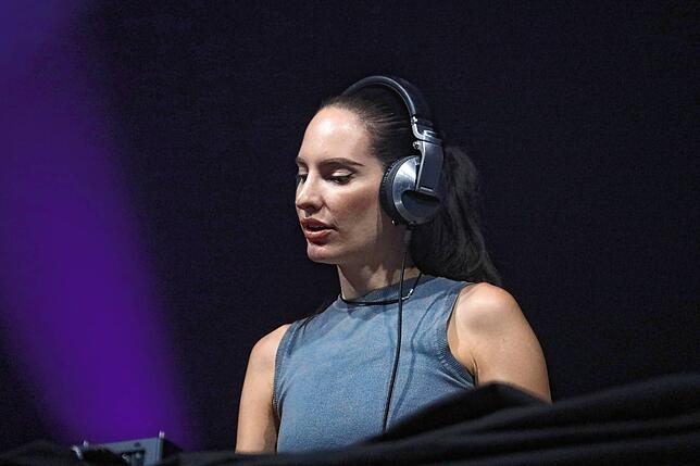 Bild 11: Southside 2023: Lilly Palmer legt im Zelt auf
