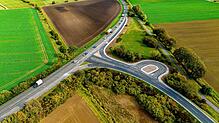 Die neue Einfädelspur zur Bundesstraße 33 in Richtung Bad Dürrheim ist fertig. Rechts im Bild ist die neu erstellte Wendeschleife für ...