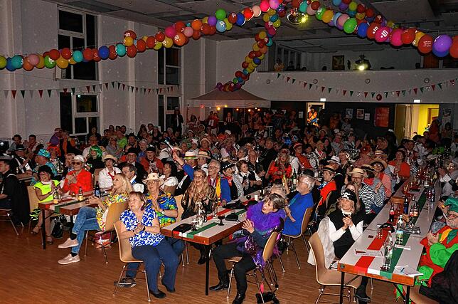 Große Kulisse: Die Pfarrfasnacht in Tiengen ist ein närrischer Volltreffer. Danach machen die Fidelen Stammtischler und Guido ...