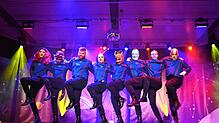 Und hoch die Beine, bis die Knochen knacken: Das Männerballett „Guardians of the Galaxy“ durfte zur Zugabe beim Bunten Abend in ...