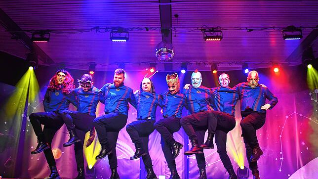 Und hoch die Beine, bis die Knochen knacken: Das Männerballett „Guardians of the Galaxy“ durfte zur Zugabe beim Bunten Abend in ...