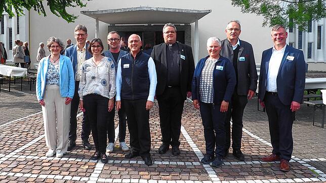 Die Hauptverantwortlichen bei der Übergabe der Pfarrei Herz Jesu Singen gemeinsam mit Generalvikar Christoph Neubrand (Mitte). Von ...