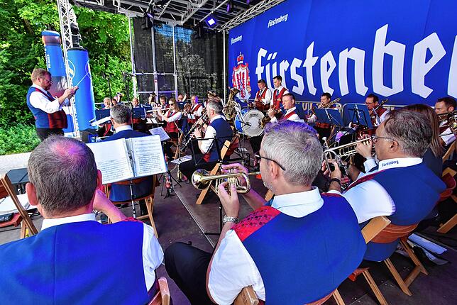 Bild 3: DAs Donauquellfest ist eröffnet- Kaltgetränke fließen, Laune ist in Bestform.