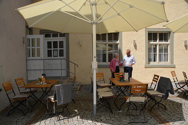 Elisabeth Romus, ehemalige Angestellte des Krankenhauses, und Peter Schmidt, Kenner der Stadtgeschichte, besichtigen den Innenhof.