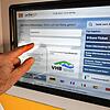 Fahrkartenkauf an einem Automaten in Radolfzell. Die Preise für den Verkehrsverbund Hegau-Bodensee (VHB) sollen auch Anfang 2023 ...