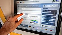 Fahrkartenkauf an einem Automaten in Radolfzell. Die Preise für den Verkehrsverbund Hegau-Bodensee (VHB) sollen auch Anfang 2023 ...