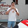 Bleibt erlaubt, auch wenn in Querdenker-Kreisen andere Behauptungen kursieren: Jörg Villringer beißt gerne in sein Fleischkäsebrötchen, ...